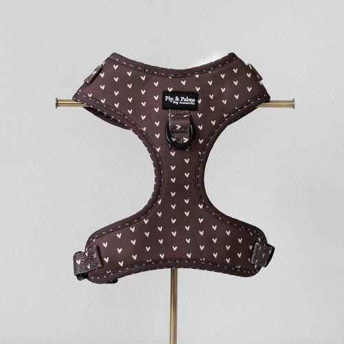 Szelki Pip &amp; Palms Dog Harness Choco Loco Love z szybkoschnącego neoprenu i oddychającej siateczki mesh, regulowane w obwodzie szyi i klatki piersiowej, z metalowym D-ringiem na smycz i zawieszkę, czarne okucia, łatwe w czyszczeniu.