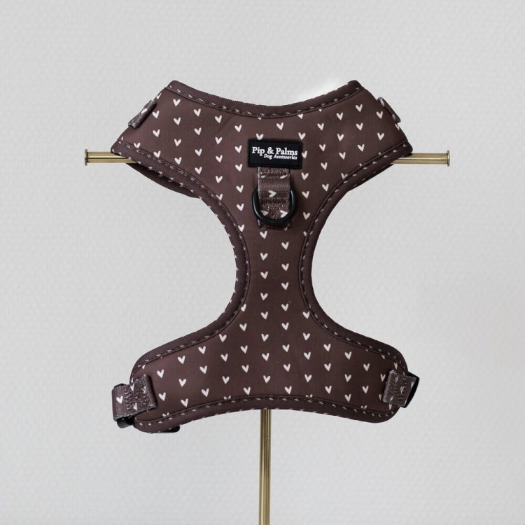 Szelki Pip &amp; Palms Dog Harness Choco Loco Love z szybkoschnącego neoprenu i oddychającej siateczki mesh, regulowane w obwodzie szyi i klatki piersiowej, z metalowym D-ringiem na smycz i zawieszkę, czarne okucia, łatwe w czyszczeniu.