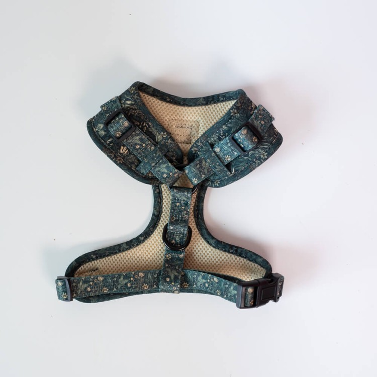 Szelki Pip &amp; Palms Dog Harness Fancy Flora z szybkoschnącego neoprenu i oddychającej siateczki mesh, regulowane w obwodzie szyi i klatki piersiowej, z metalowym D-ringiem na smycz i zawieszkę, czarne okucia, łatwe w czyszczeniu.