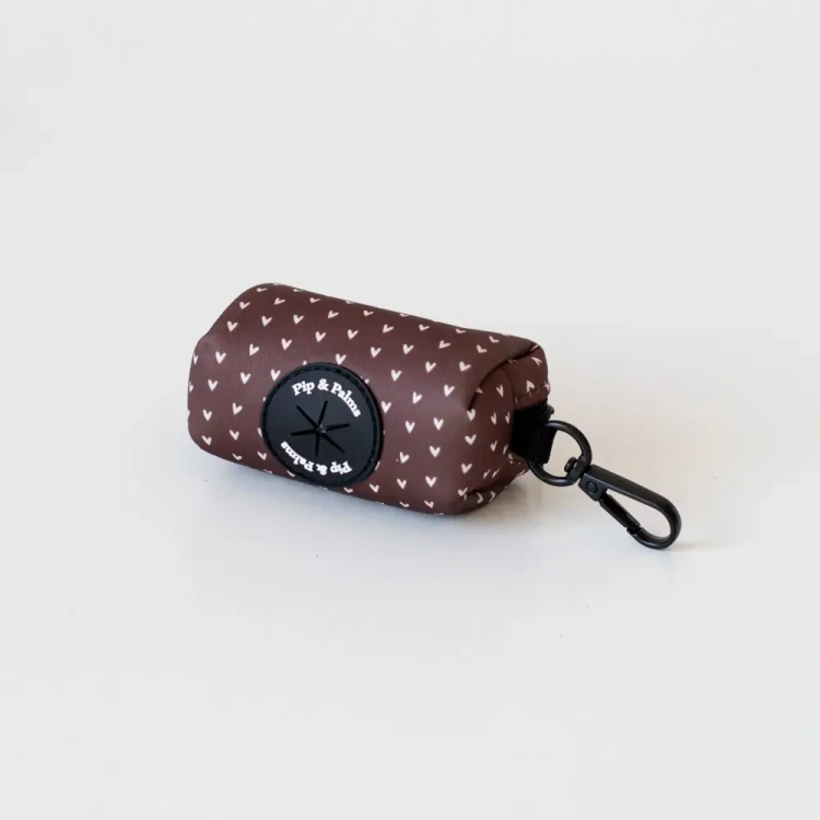 Etui na woreczki Pip &amp; Palms Dog Poop Bag Holder Choco Loco Love z szybkoschnącego neoprenu, z zamkiem i klipsem, pasujące do smyczy i szelek z kolekcji Choco Loco Love