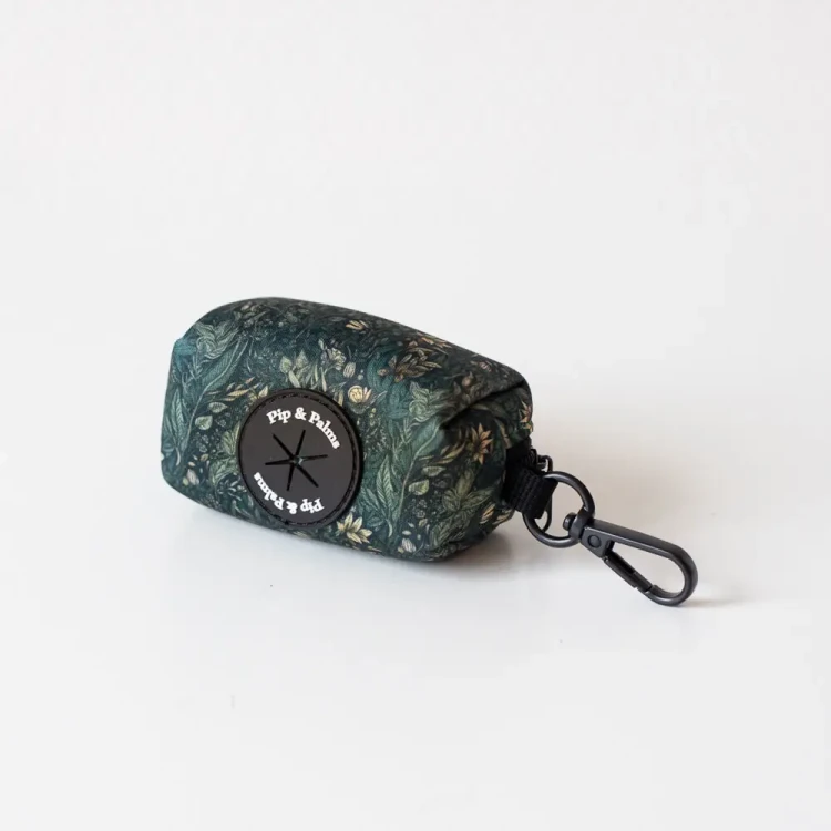 Etui na woreczki Pip &amp;amp; Palms Dog Poop Bag Holder Fancy Flora z szybkoschnącego neoprenu, z zamkiem i klipsem, pasujące do smyczy i szelek z kolekcji Fancy Flora.