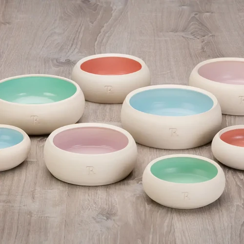 Ręcznie wykonana ceramiczna miska dla psa z wnętrzem w kolorze pastelowej mięty, ciężka i stabilna, z silikonowymi punktami antypoślizgowymi na spodzie.