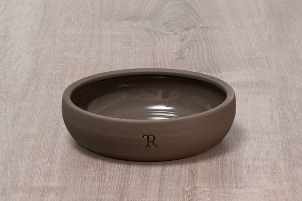 Miska dla kota Treusinn PUR z kamionki w kolorze łupka, o minimalistycznym designie, ręcznie wykonana i szkliwiona, z niskim profilem i lekko uniesionym rantem, stabilna i odporna na stłuczenia.