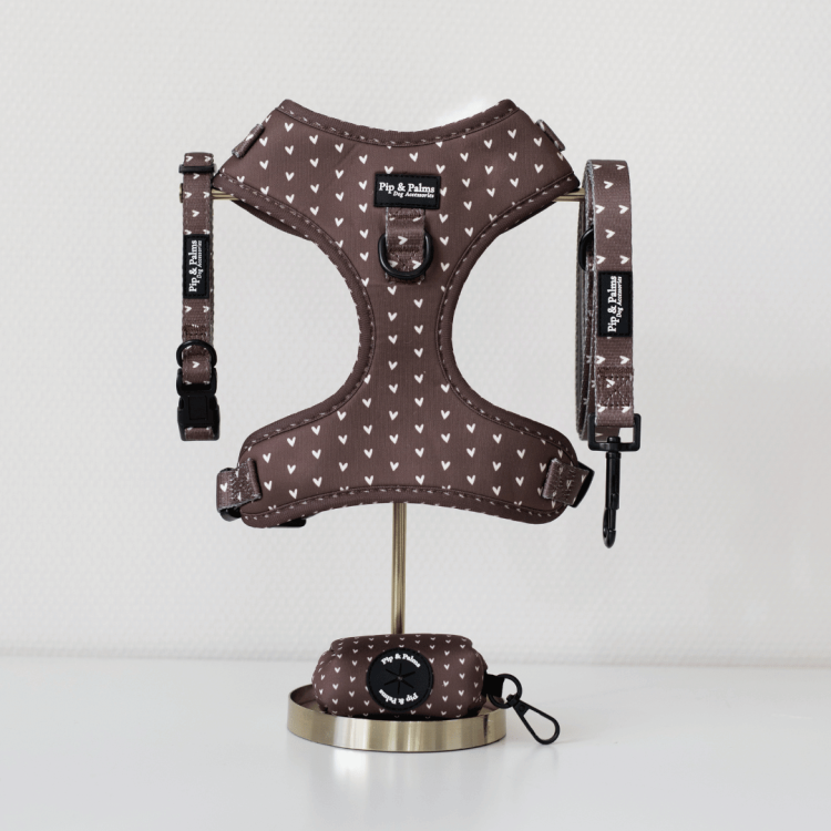 Szelki Pip &amp; Palms Dog Harness Choco Loco Love z szybkoschnącego neoprenu i oddychającej siateczki mesh, regulowane w obwodzie szyi i klatki piersiowej, z metalowym D-ringiem na smycz i zawieszkę, czarne okucia, łatwe w czyszczeniu.