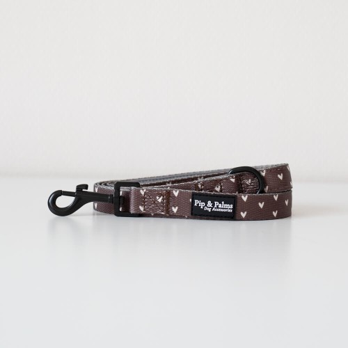 Smycz Pip &amp; Palms Dog Leash Choco Loco Love z neoprenową rączką, 152 cm długości, D-ring do uchwytu na woreczki, pasująca do szelek i etui Choco Loco Love.