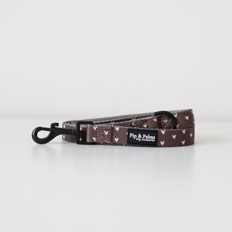 Smycz Pip &amp; Palms Dog Leash Choco Loco Love z neoprenową rączką, 152 cm długości, D-ring do uchwytu na woreczki, pasująca do szelek i etui Choco Loco Love.