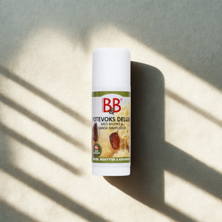 Naturalny wosk do łap psa Potevoks Deluxe B&amp;B z woskiem pszczelim, masłem Shea, witaminą E i duńskim bursztynem, zapewniający ochronę i antypoślizgowy efekt.