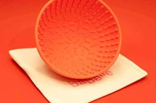 Babelle The Wiggler, miska do lizania z silikonu spożywczego BPA-Free, balansujący kształt spowalnia jedzenie i redukuje stres u psa, wspiera trawienie