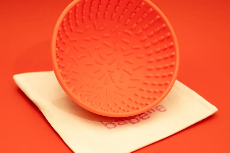 Babelle The Wiggler, miska do lizania z silikonu spożywczego BPA-Free, balansujący kształt spowalnia jedzenie i redukuje stres u psa, wspiera trawienie