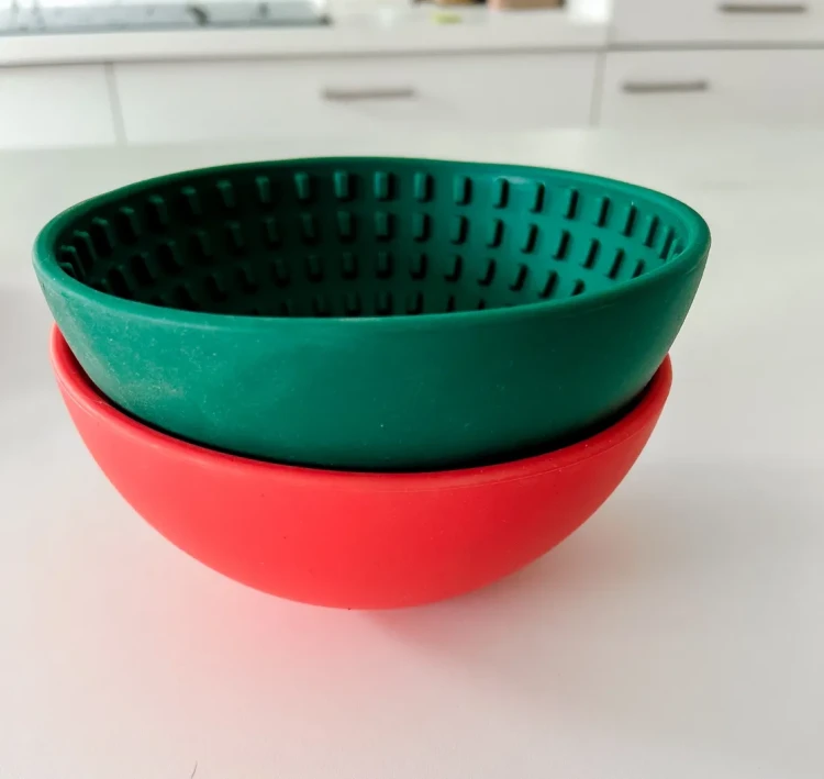 Babelle The Wiggler, miska do lizania z silikonu spożywczego BPA-Free, balansujący kształt spowalnia jedzenie i redukuje stres u psa, wspiera trawienie