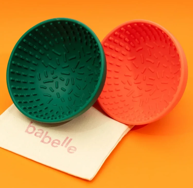 Babelle The Wiggler, miska do lizania z silikonu spożywczego BPA-Free, balansujący kształt spowalnia jedzenie i redukuje stres u psa, wspiera trawienie