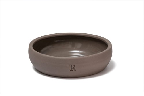 Miska dla kota Treusinn PUR z kamionki w kolorze łupka, o minimalistycznym designie, ręcznie wykonana i szkliwiona, z niskim profilem i lekko uniesionym rantem, stabilna i odporna na stłuczenia.