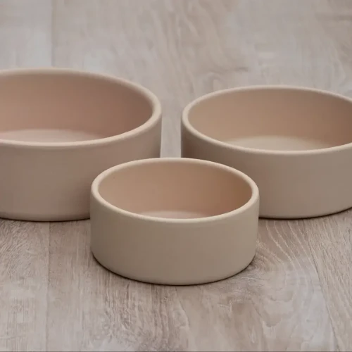 Miska dla psa Treusinn LEKKA w kolorze łososiowym, wykonana ręcznie z kamionki, o minimalistycznym designie w stylu skandynawskim, z matowym szkliwem, niskim profilem i stabilną, ciężką podstawą.