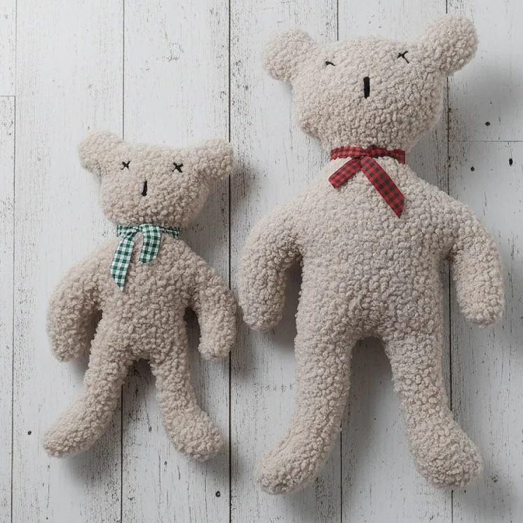 Ręcznie szyty pluszowy miś dla psa w kolorze szarym Dogs in the City Charly Paddy, bez piszczałki, z haftowanymi oczami i nosem, wykonany z materiałów z recyklingu.