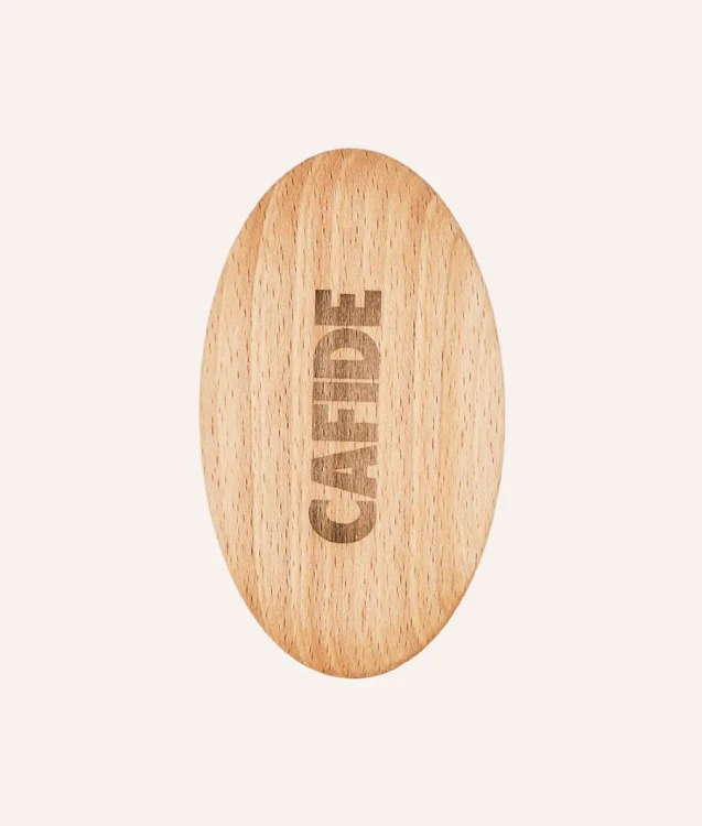 Szczotka do masażu dla psa CAFIDE Massage Dog Brush Teo z drewnianymi pinami i elastyczną gumową podstawą, wykonana z naturalnego drewna bukowego FSC, ergonomiczna i przyjazna środowisku.