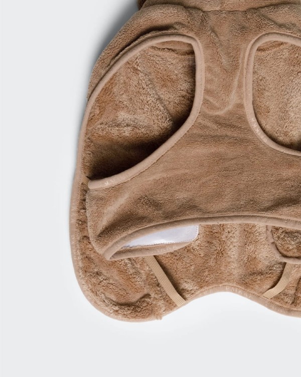 Płaszcz kąpielowy dla psa PAIKKA Drying Coat Taupe, z chłonnej mikrofibry, technologia SILVERPLUS® neutralizująca zapachy, łatwe zakładanie na rzep