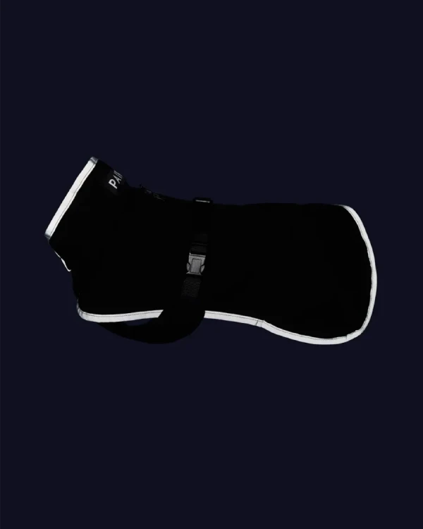 Czarna kurtka softshell dla psa PAIKKA Recovery, wiatroodporna, z technologią FIR wspomagającą regenerację i krążenie, odblaskowe wykończenia i zapięcie na szelki