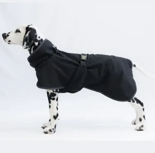 Czarna kurtka softshell dla psa PAIKKA Recovery, wiatroodporna, z technologią FIR wspomagającą regenerację i krążenie, odblaskowe wykończenia i zapięcie na szelki