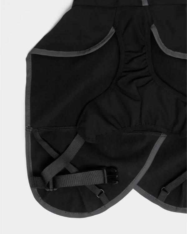 Czarna kurtka softshell dla psa PAIKKA Recovery, wiatroodporna, z technologią FIR wspomagającą regenerację i krążenie, odblaskowe wykończenia i zapięcie na szelki