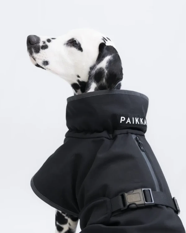 Czarna kurtka softshell dla psa PAIKKA Recovery, wiatroodporna, z technologią FIR wspomagającą regenerację i krążenie, odblaskowe wykończenia i zapięcie na szelki