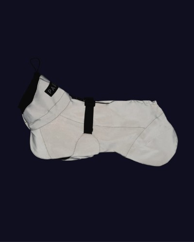 W pełni odblaskowy płaszcz przeciwdeszczowy dla psa PAIKKA Visibility Raincoat Lite, wodoodporny 10000 mm, lekka siateczkowa podszewka, z regulowanym kapturem i otworem na szelki