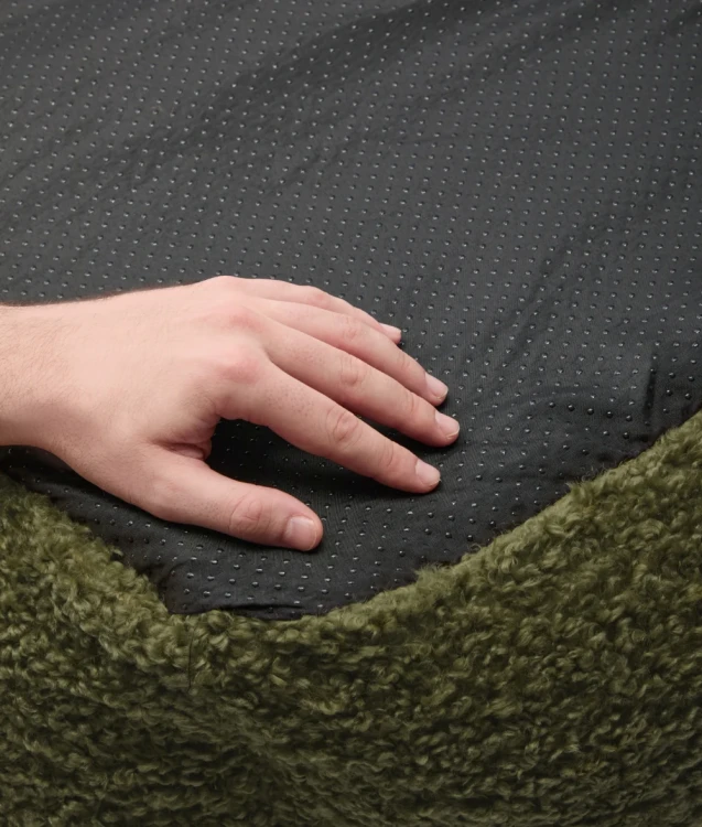 Ekologiczne, zielone legowisko dla psa CAFIDE Snozy, z miękkim pokrowcem 'sheep fleece' i trwałym wypełnieniem z recyklingowanej pianki polistyrenowej, wyprodukowane w Hiszpanii