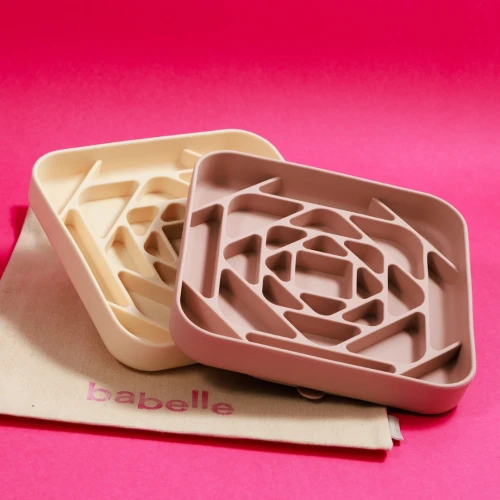 Mata do lizania Babelle The Prism z geometrycznym wzorem, z silikonu spożywczego BPA-Free, do spowalniania jedzenia, redukcji stresu i treningu cierpliwości u psa