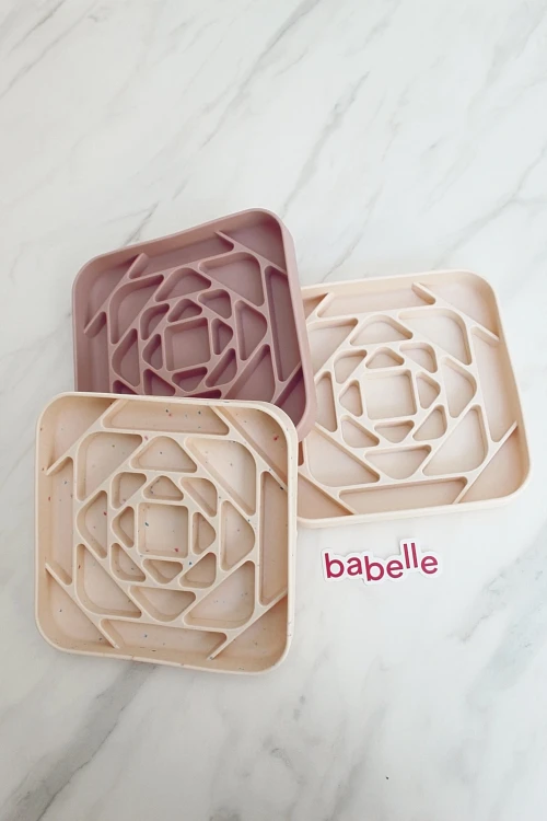 Mata do lizania Babelle The Prism z geometrycznym wzorem, z silikonu spożywczego BPA-Free, do spowalniania jedzenia, redukcji stresu i treningu cierpliwości u psa