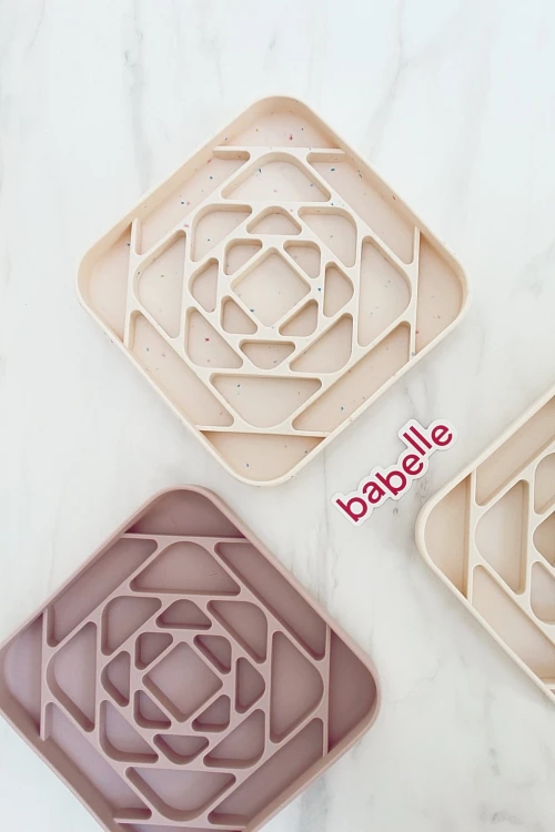 Mata do lizania Babelle The Prism z geometrycznym wzorem, z silikonu spożywczego BPA-Free, do spowalniania jedzenia, redukcji stresu i treningu cierpliwości u psa