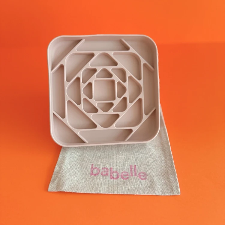 Mata do lizania Babelle The Prism z geometrycznym wzorem, z silikonu spożywczego BPA-Free, do spowalniania jedzenia, redukcji stresu i treningu cierpliwości u psa