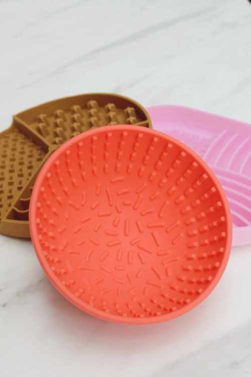 Babelle The Wiggler, miska do lizania z silikonu spożywczego BPA-Free, balansujący kształt spowalnia jedzenie i redukuje stres u psa, wspiera trawienie