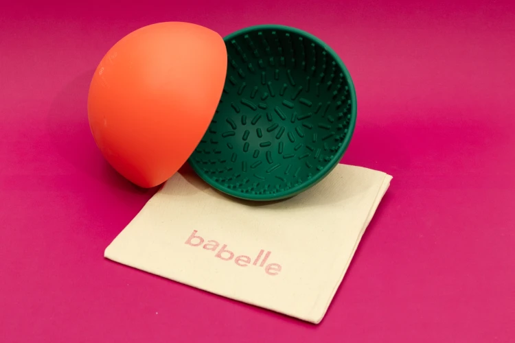 Babelle The Wiggler, miska do lizania z silikonu spożywczego BPA-Free, balansujący kształt spowalnia jedzenie i redukuje stres u psa, wspiera trawienie