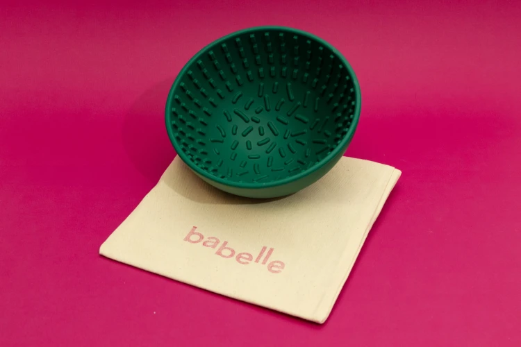 Babelle The Wiggler, miska do lizania z silikonu spożywczego BPA-Free, balansujący kształt spowalnia jedzenie i redukuje stres u psa, wspiera trawienie