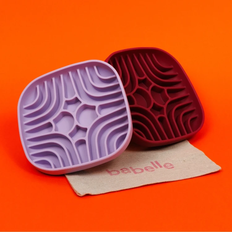 Silikonowa mata do lizania dla psa Babelle Maze Lickmat w kształcie labiryntu, w kolorze burgundowym, z przyssawkami, wspierająca relaks i zdrowe trawienie.
