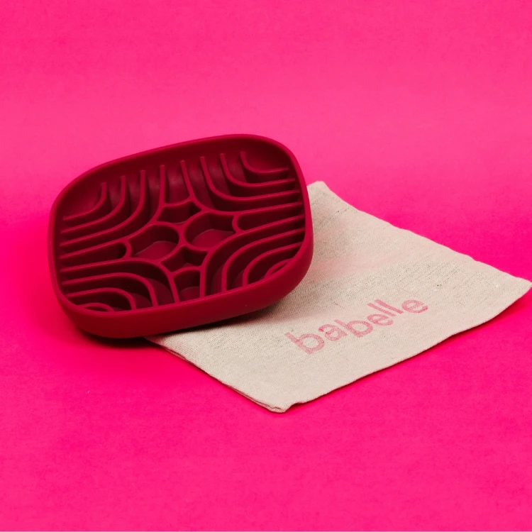 Silikonowa mata do lizania dla psa Babelle Maze Lickmat w kształcie labiryntu, w kolorze burgundowym, z przyssawkami, wspierająca relaks i zdrowe trawienie.