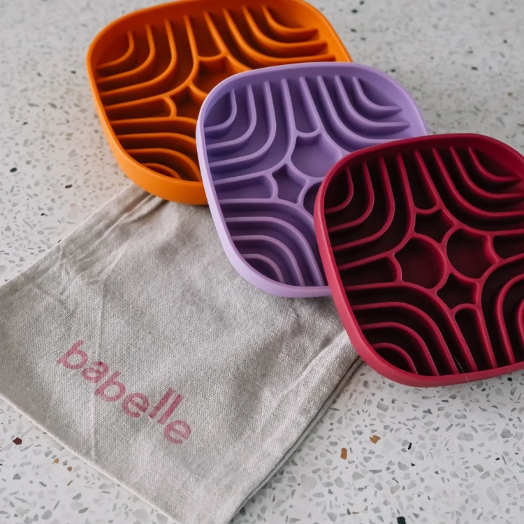 Silikonowa mata do lizania dla psa Babelle Maze Lickmat w kształcie labiryntu, w kolorze burgundowym, z przyssawkami, wspierająca relaks i zdrowe trawienie.