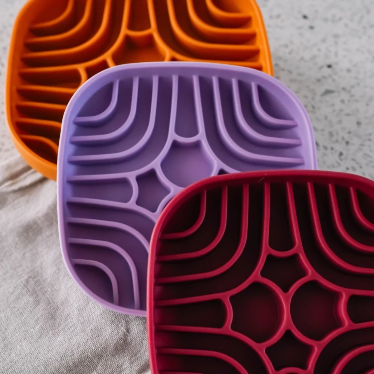 Silikonowa mata do lizania dla psa Babelle Maze Lickmat w kształcie labiryntu, w kolorze burgundowym, z przyssawkami, wspierająca relaks i zdrowe trawienie.