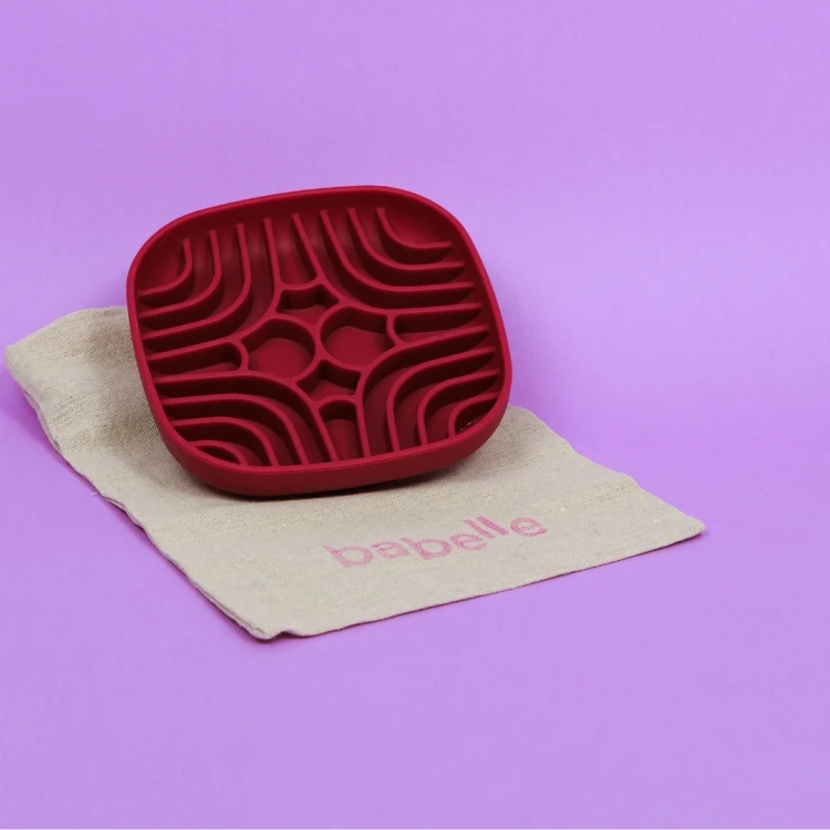 Silikonowa mata do lizania dla psa Babelle Maze Lickmat w kształcie labiryntu, w kolorze burgundowym, z przyssawkami, wspierająca relaks i zdrowe trawienie.