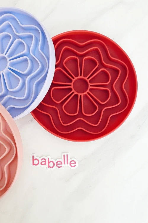 Mata do lizania Babelle The Petal w kształcie kwiatu stokrotki, z silikonu spożywczego BPA-Free, do spowalniania jedzenia, redukcji stresu i treningu koncentracji u psa