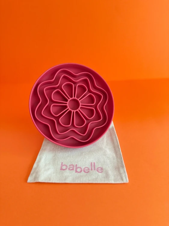 Mata do lizania Babelle The Petal w kształcie kwiatu stokrotki, z silikonu spożywczego BPA-Free, do spowalniania jedzenia, redukcji stresu i treningu koncentracji u psa