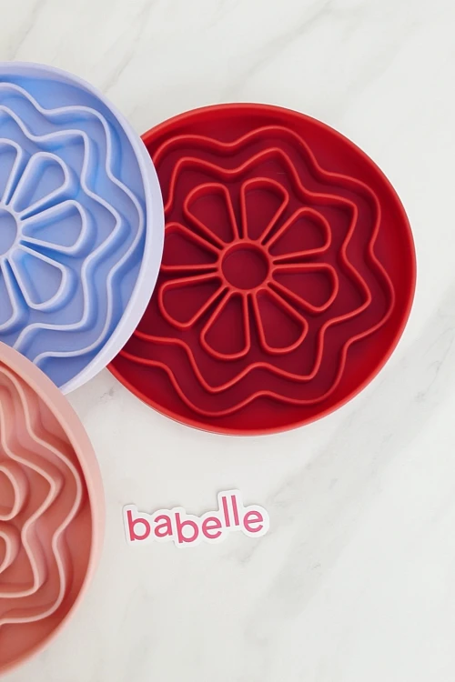 Mata do lizania Babelle The Petal w kształcie kwiatu stokrotki, z silikonu spożywczego BPA-Free, do spowalniania jedzenia, redukcji stresu i treningu koncentracji u psa