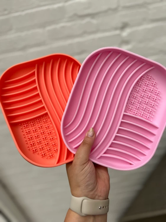 Babelle The Wavy, mata do lizania z pofalowaną powierzchnią, z bezpiecznego silikonu BPA-Free, spowalnia jedzenie i redukuje stres u psa