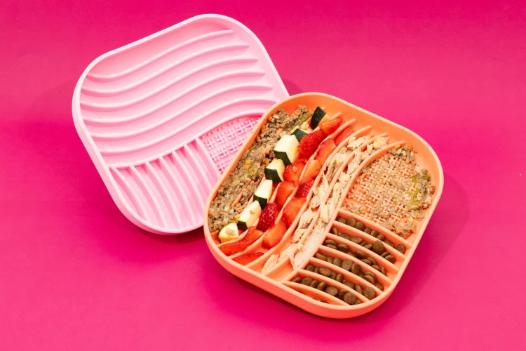 Babelle The Wavy, mata do lizania z pofalowaną powierzchnią, z bezpiecznego silikonu BPA-Free, spowalnia jedzenie i redukuje stres u psa