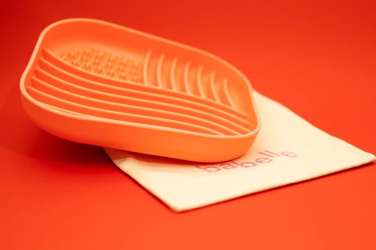 Babelle The Wavy, mata do lizania z pofalowaną powierzchnią, z bezpiecznego silikonu BPA-Free, spowalnia jedzenie i redukuje stres u psa