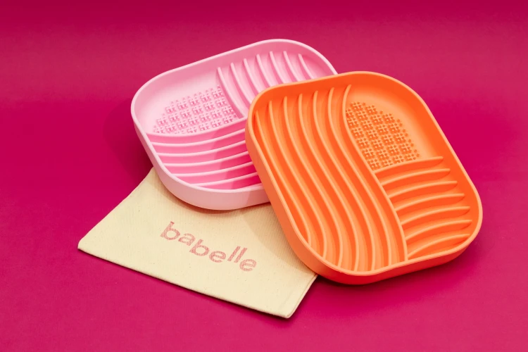 Babelle The Wavy, mata do lizania z pofalowaną powierzchnią, z bezpiecznego silikonu BPA-Free, spowalnia jedzenie i redukuje stres u psa