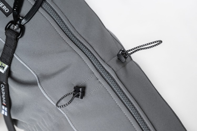 Całoroczna kurtka softshell dla psa Finnero SPORT, wiatro- i wodoodporna, polarowa podszewka, wydłużony krój, gumki na łapy, zamek na smycz, odblaskowe detale