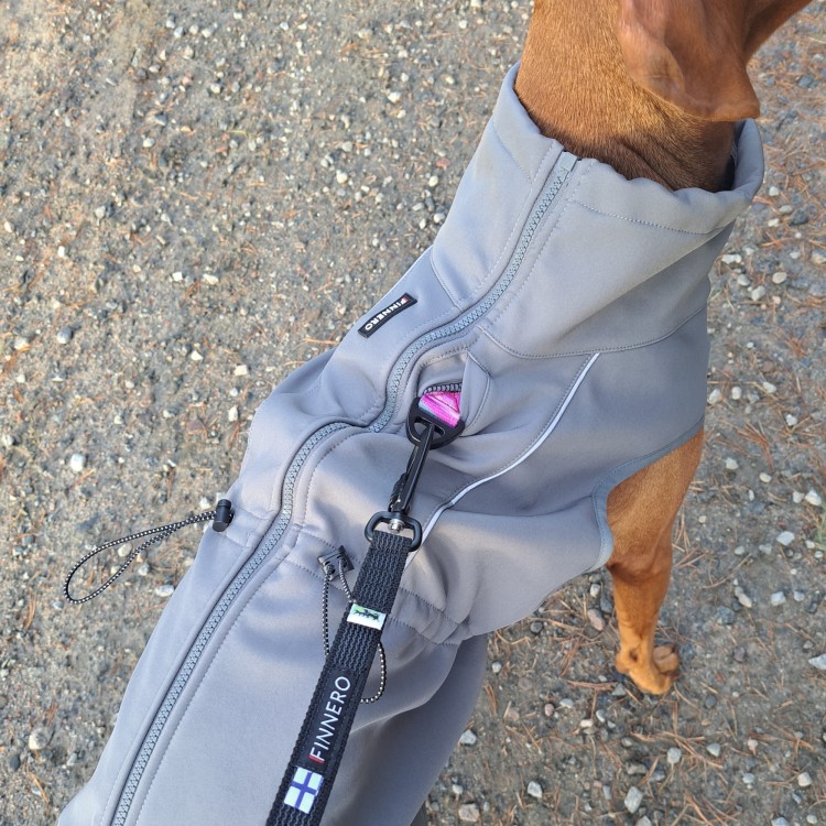 Całoroczna kurtka softshell dla psa Finnero SPORT, wiatro- i wodoodporna, polarowa podszewka, wydłużony krój, gumki na łapy, zamek na smycz, odblaskowe detale