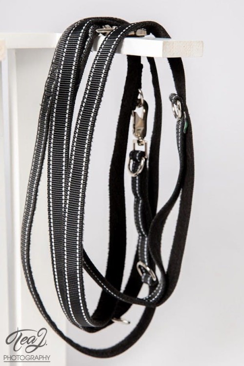 Czarna smycz wielofunkcyjna dla psa Finnero RESCUE, długość 3m, dwa karabińczyki, podszycie polarowe, odblaskowe przeszycia, uchwyt awaryjny 'panic handle"