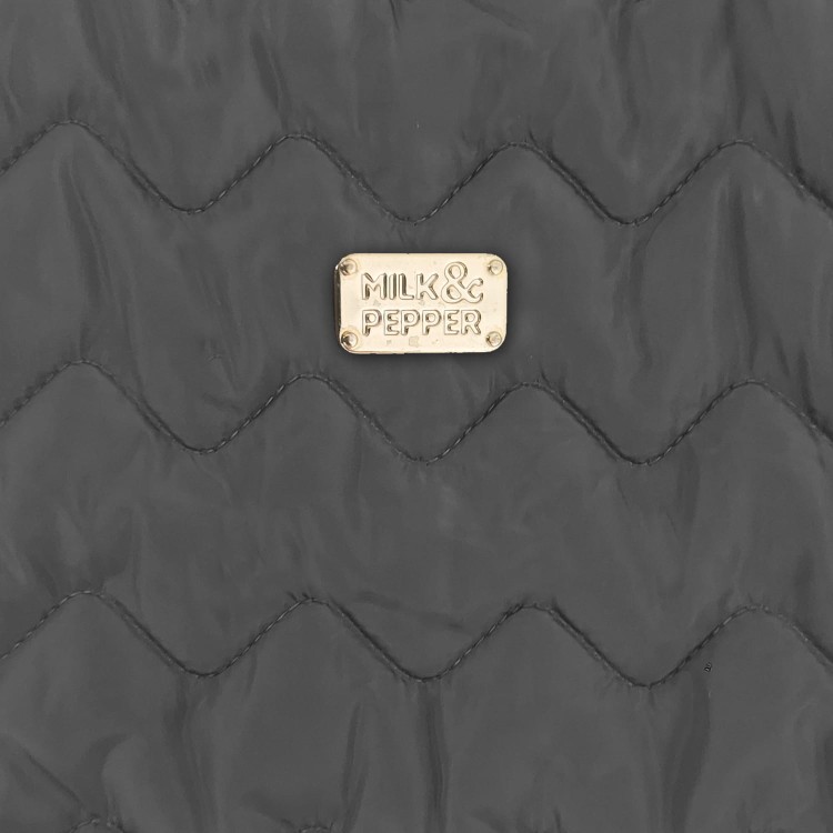 Dwustronna kurtka zimowa dla psa Milk &amp; Pepper Louise Reversible, strona 1: pudroworóżowe futerko, strona 2: pikowany, wodoodporny antracyt, z otworem na smycz i złotymi napami