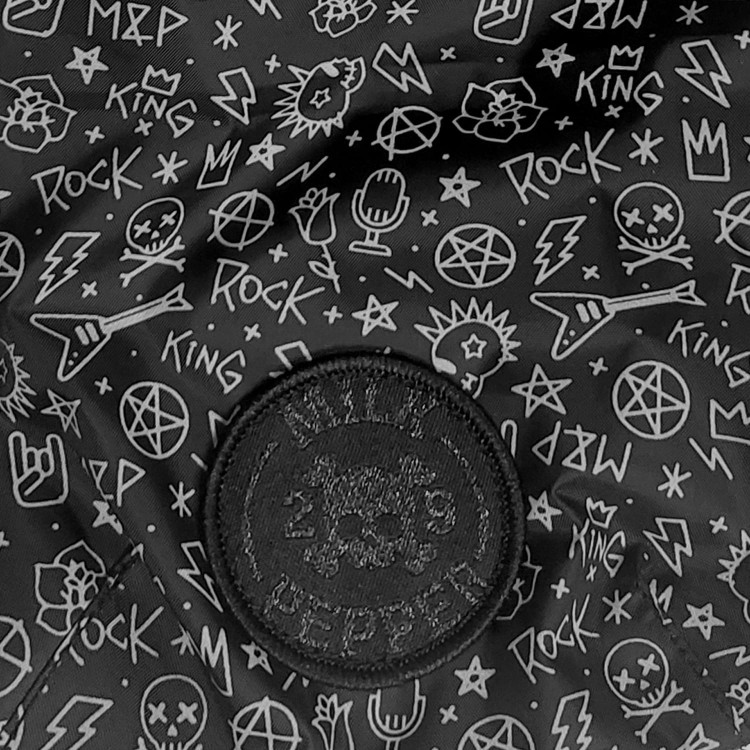 Czarny płaszczyk przeciwdeszczowy dla psa Milk &amp; Pepper Zack, wodoodporny materiał w stylu rock&amp;roll, z kapturem, otwór na smycz, zapięcie na napy, bawełniana podszewka